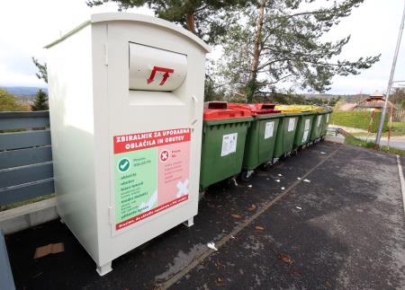 ZBIRALNIK ZA UPORABNA OBLAČILA IN OBUTEV CERKNICA 02 FOTO LJUBO VUKELIČ